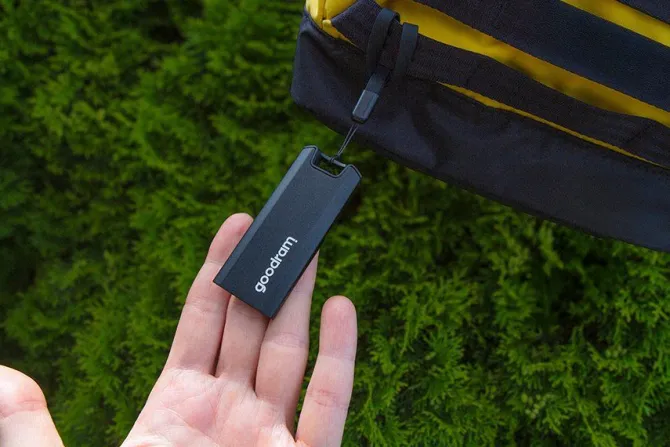 GoodRam - Disco rigido SSD esterno da 1TB - USB 3.2 Gen. 2x2 Tipo-C - Move Ridge Nero - Velocità di lettura fino a 2000MB/s, velocità di scrittura fino a 2000MB/s - Custodia in metallo - 75×32×9,5mm