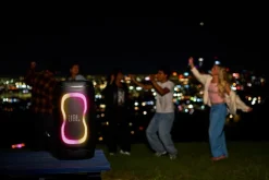 JBL PartyBox 130 Diffusore Portatile per feste con potente JBL Sound, Bluetooth, Lightshow dinamico, Design IPX4 resistente agli schizzi, fino a 15 ore di Batteria, Nero