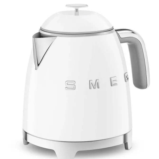Smeg, Bollitore Elettrico Piccolo KLF05WHEU 0,8 L, Filtro in Acciaio Inox, Autospegnimento di Sicurezza, Indicatore Livello di Acqua, Base Antiscivolo e Avvolgicavo Integrato, Potenza 1400W, Bianco