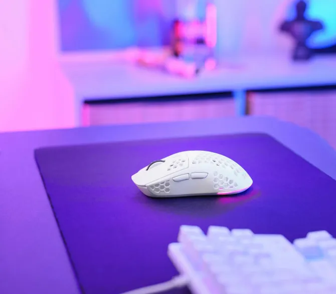 TRUST - GXT929W HELOX WIRELESS LIGHTWEIGHT Gaming Mouse RGB, illuminazione LED multicolore, autonomia 80h, ricarica micro-USB - Bianco